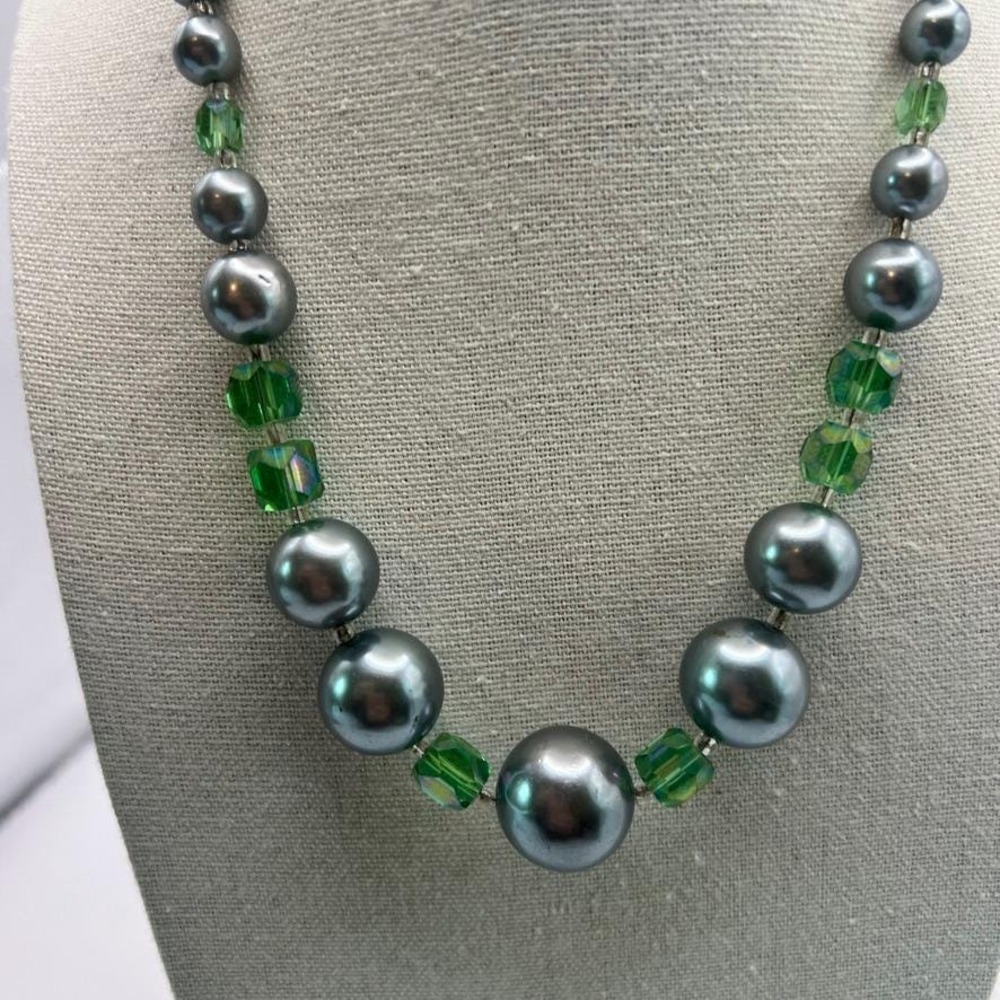 Vintage 1950s Japan Necklace Gray Faux Pearl Green Crystal Beads Mid-Century MCM - Picture 4 of 10